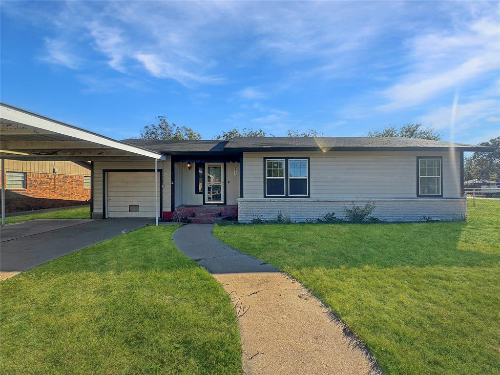 211 Oak Property Photo 1