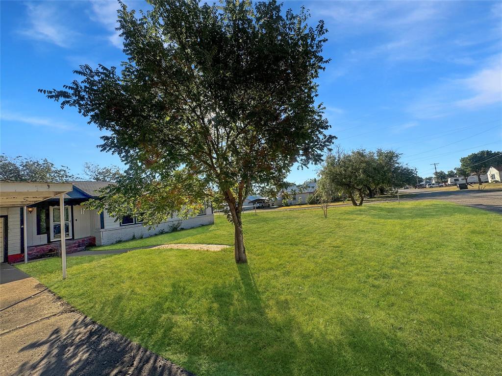 211 Oak Property Photo 3