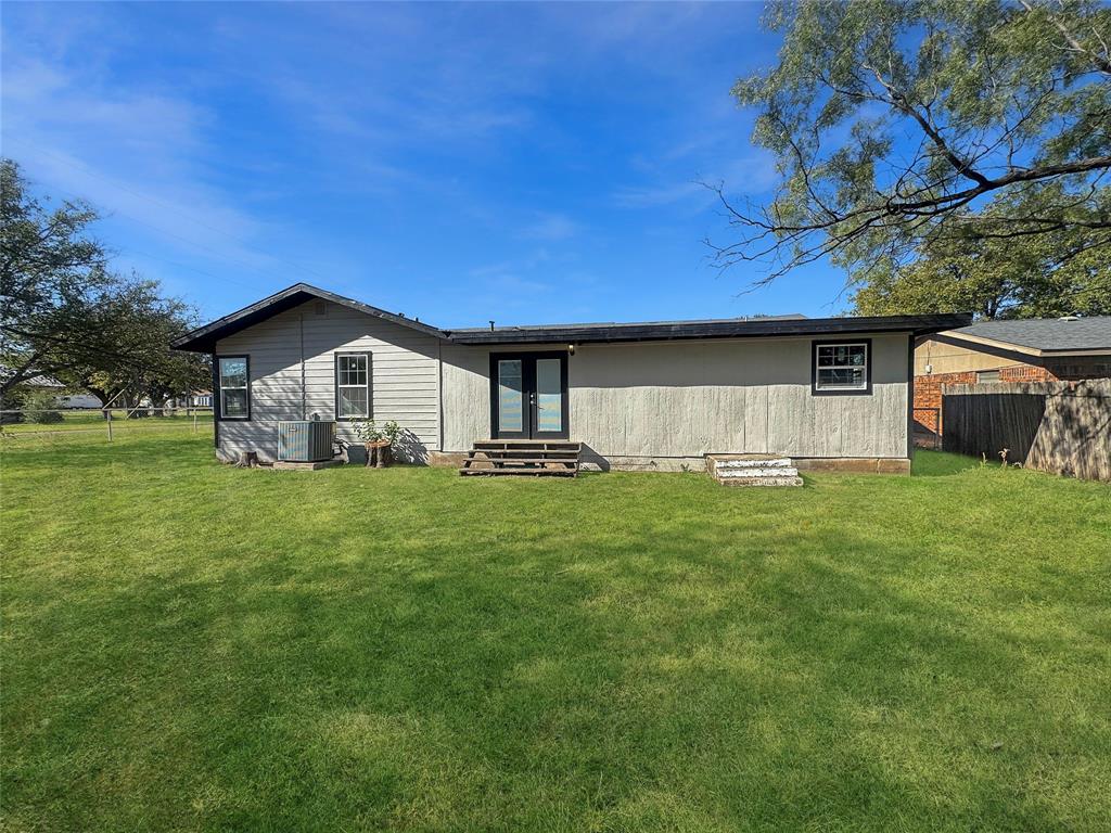 211 Oak Property Photo 4
