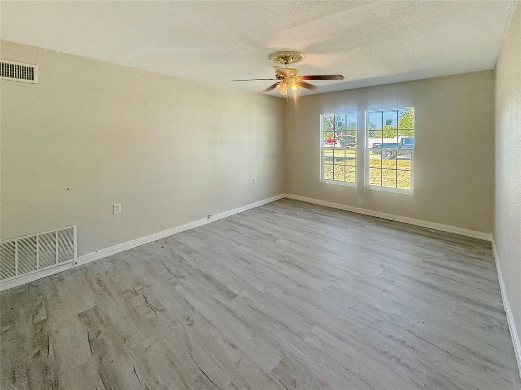 211 Oak Property Photo 7