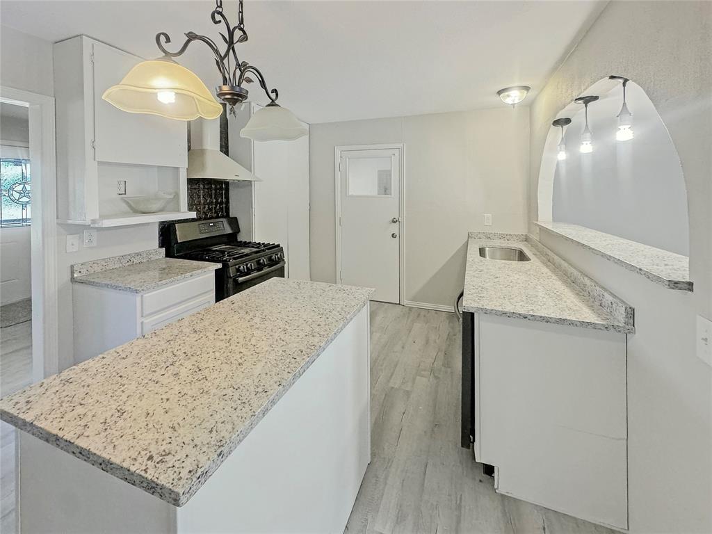 211 Oak Property Photo 8