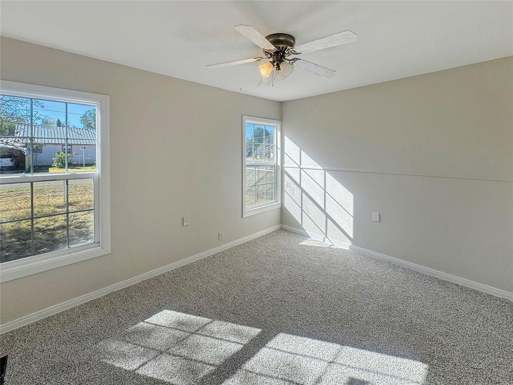 211 Oak Property Photo 13