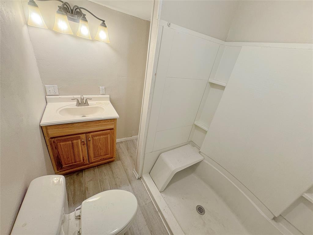 211 Oak Property Photo 18