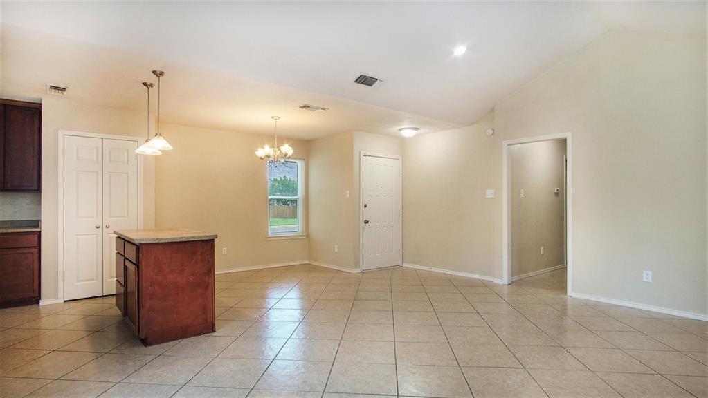 7600 Silveridge Drive Property Photo 4