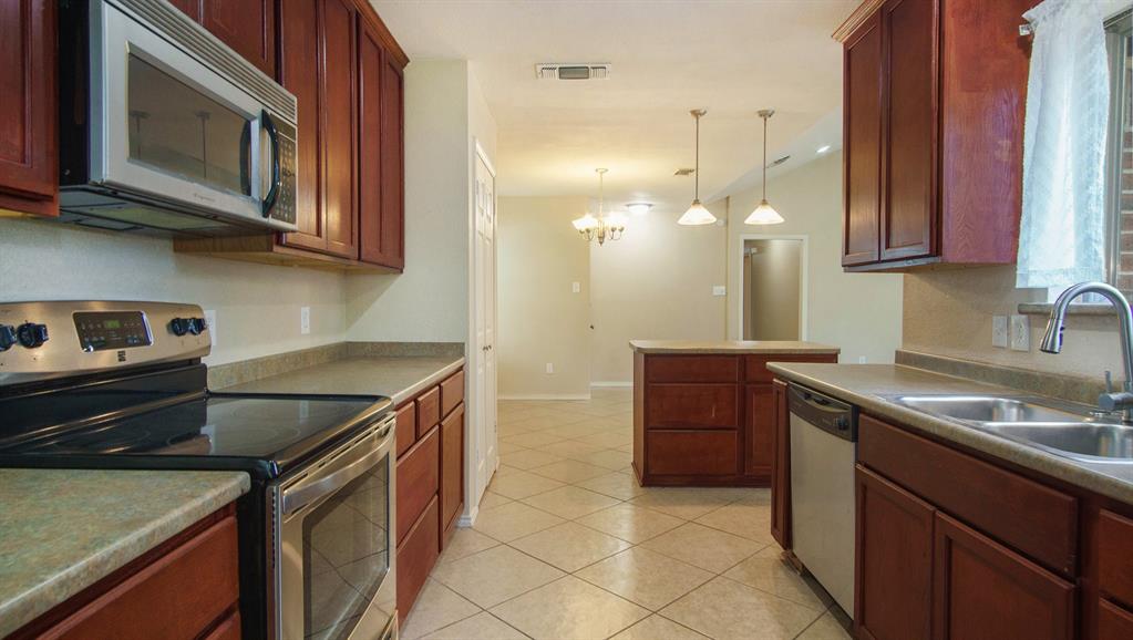 7600 Silveridge Drive Property Photo 11