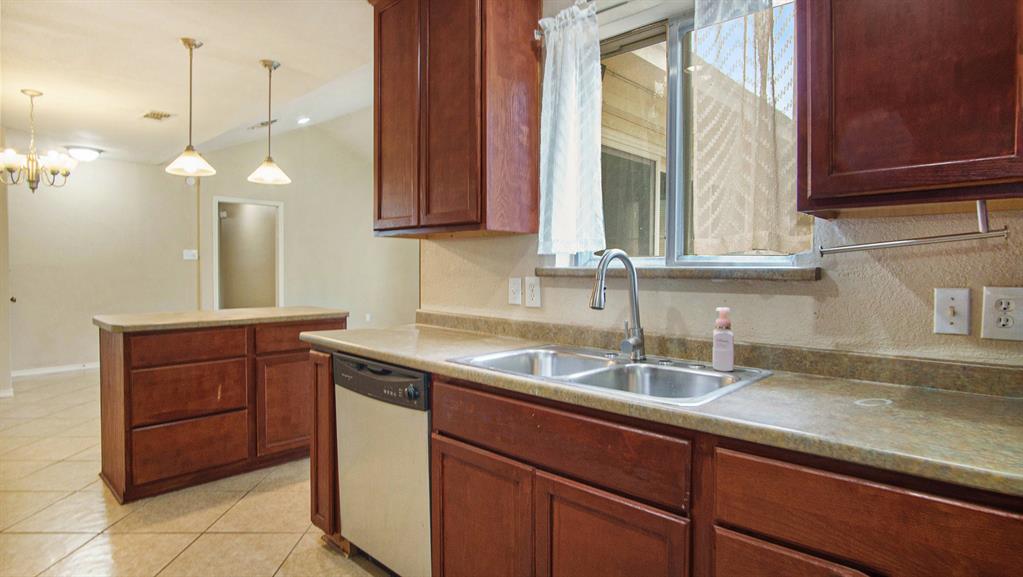 7600 Silveridge Drive Property Photo 12