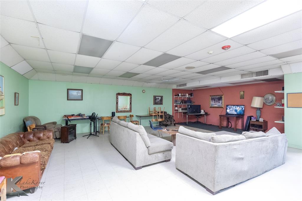 1109 Oak Street Property Photo 8