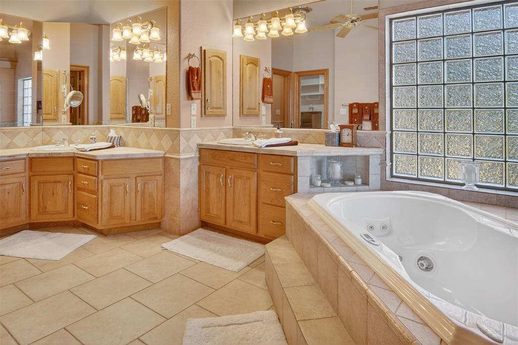 200 Oyster Bay Property Photo 14