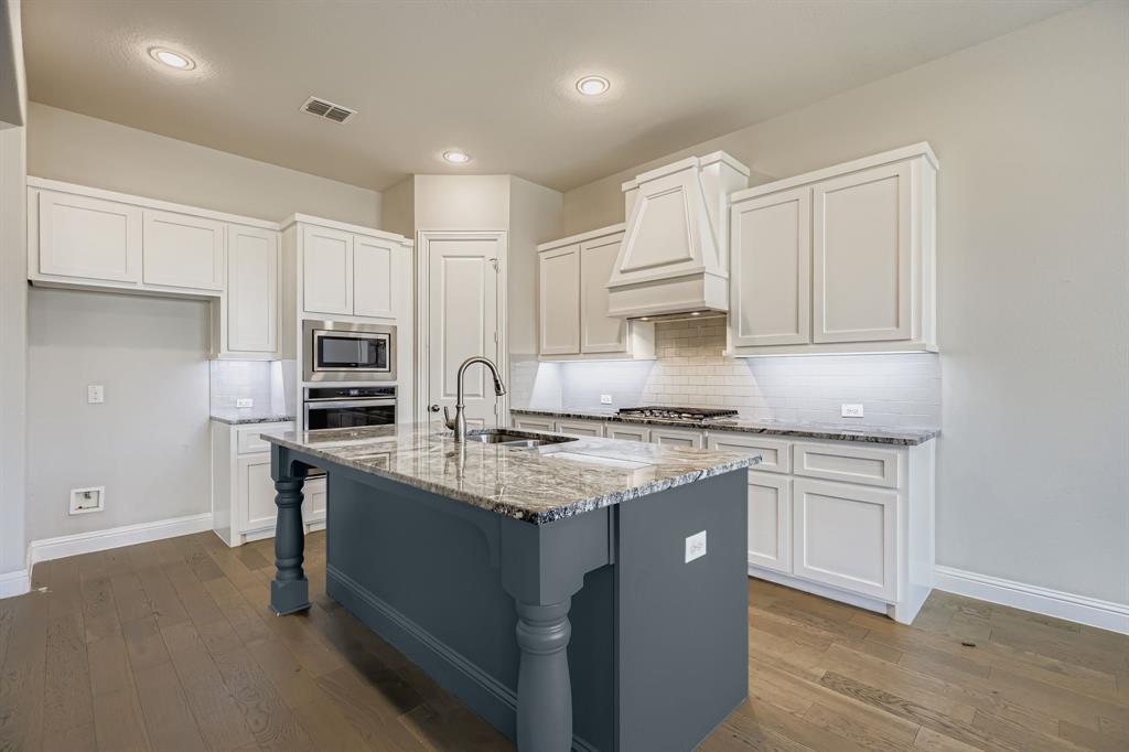 932 Hunters Creek Drive Property Photo 4