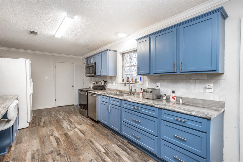 300 Thompson Street Property Photo 11