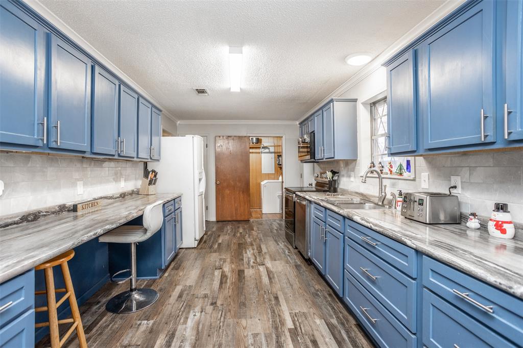 300 Thompson Street Property Photo 15