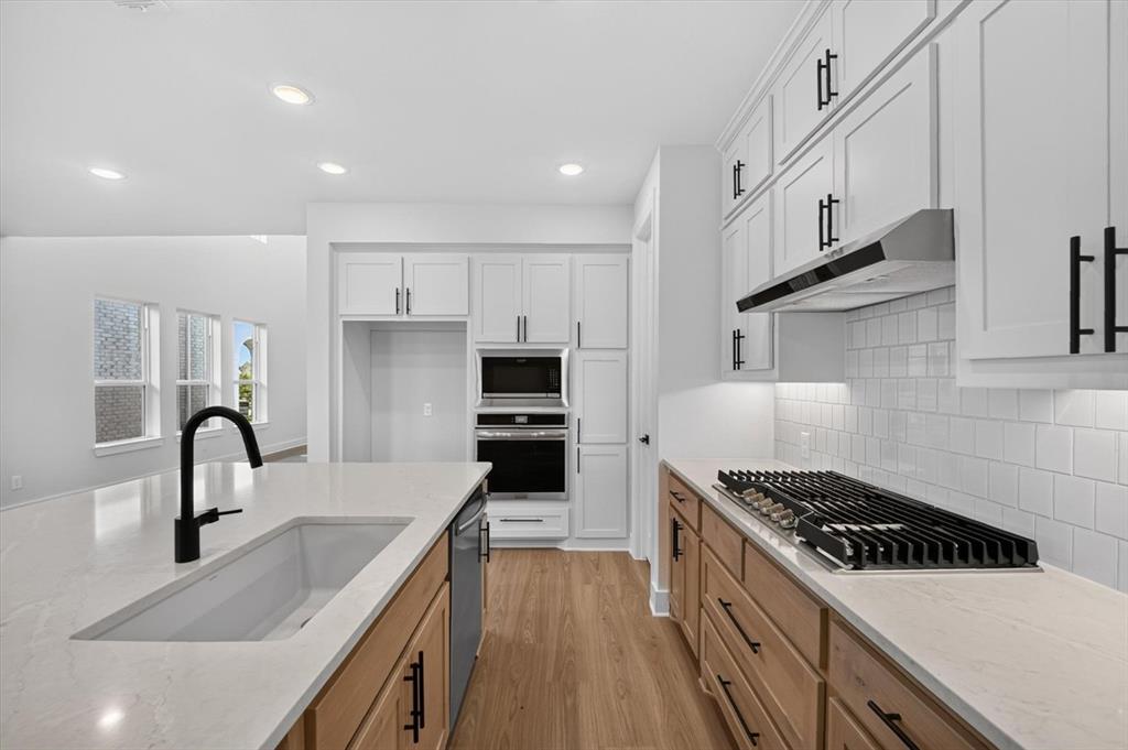 2713 Santa Monica Mews Property Photo 4