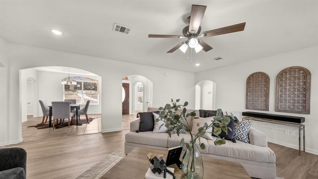 1735 Woodridge Court Property Photo 4