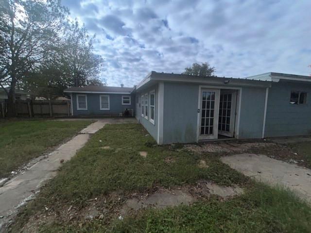 2302 E Mistletoe Avenue Property Photo 3