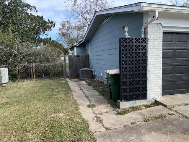 2302 E Mistletoe Avenue Property Photo 4