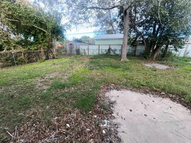 2302 E Mistletoe Avenue Property Photo 5