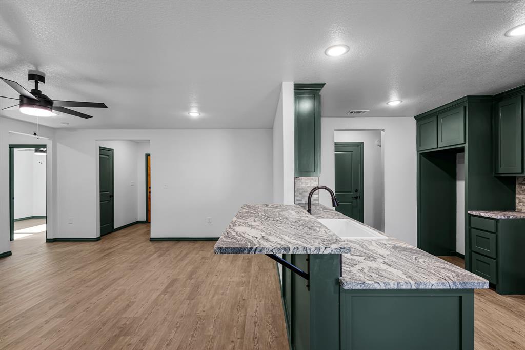 303 E Bois D Arc Property Photo 2