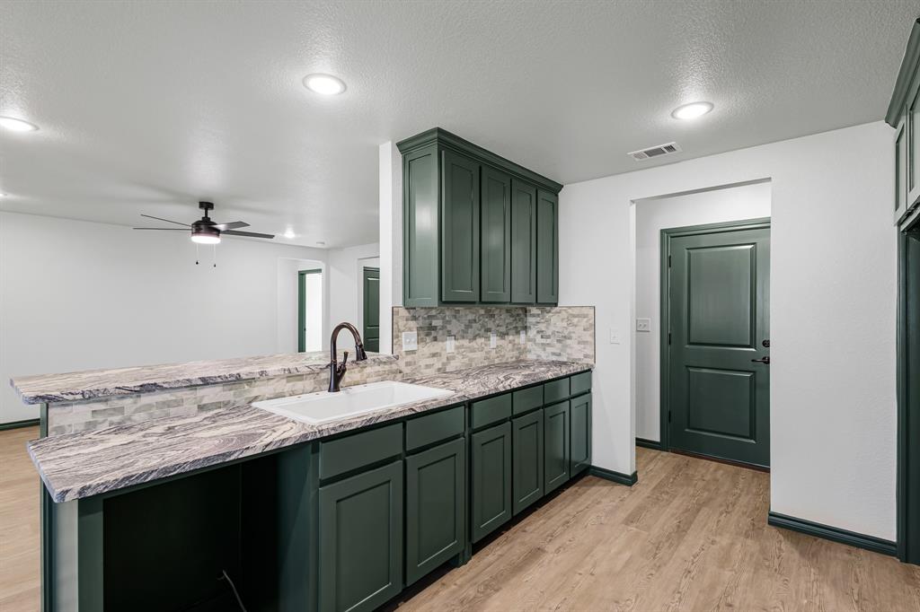 303 E Bois D Arc Property Photo 3