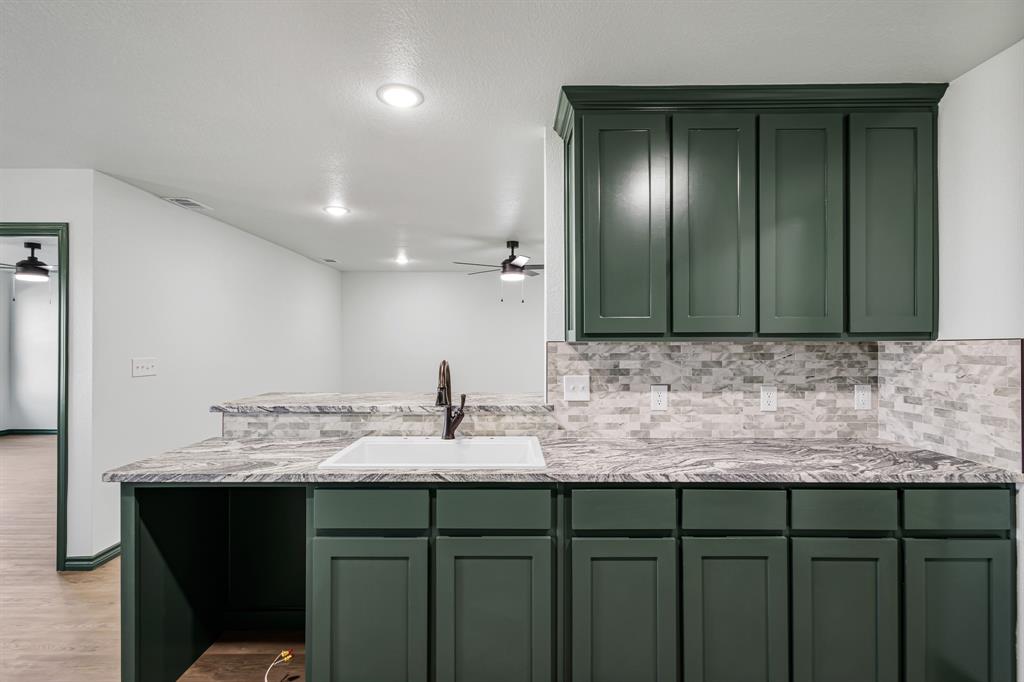 303 E Bois D Arc Property Photo 4