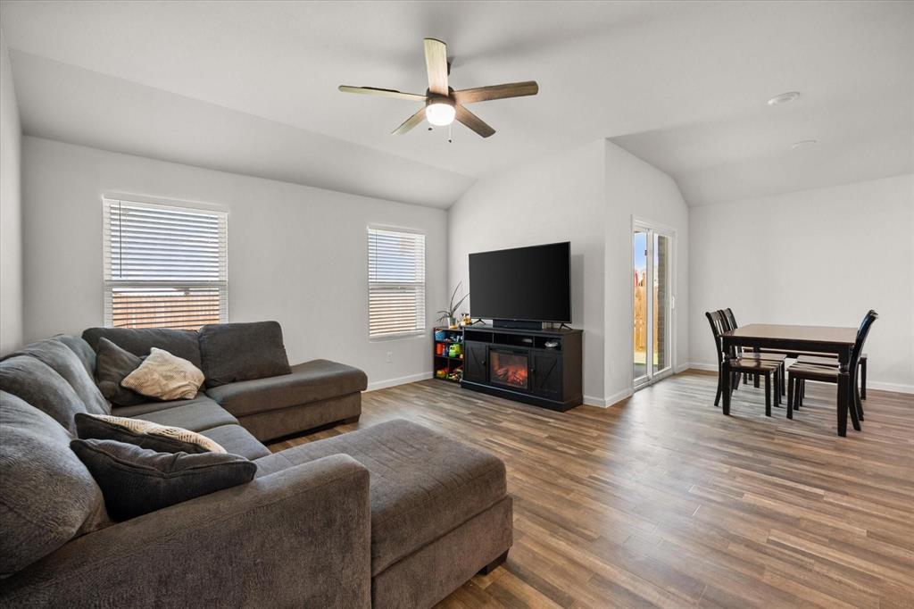 909 Avagail Avenue Property Photo 15