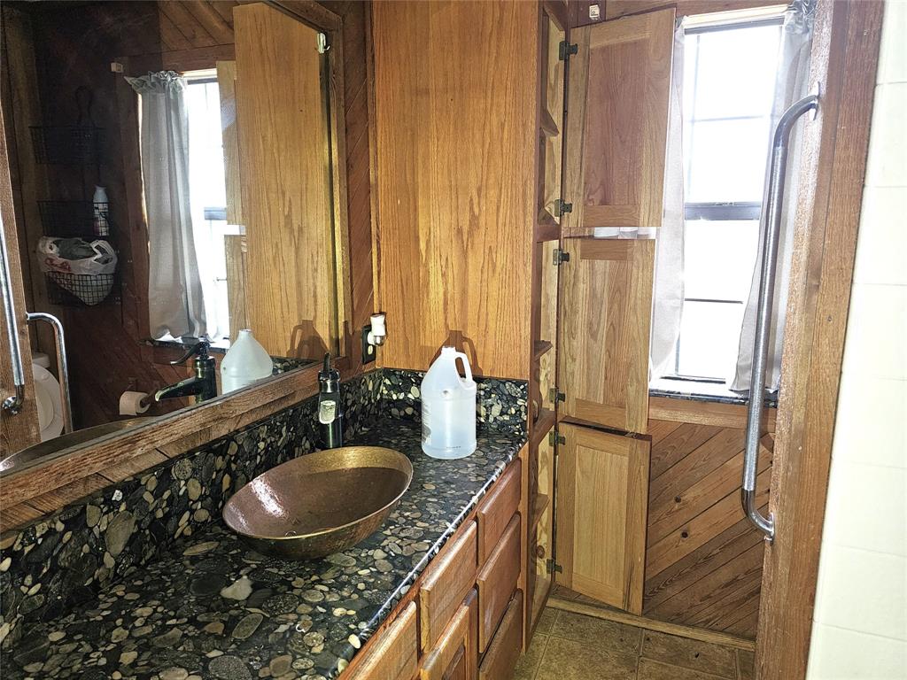 2240 County Road 2162 Property Photo 17
