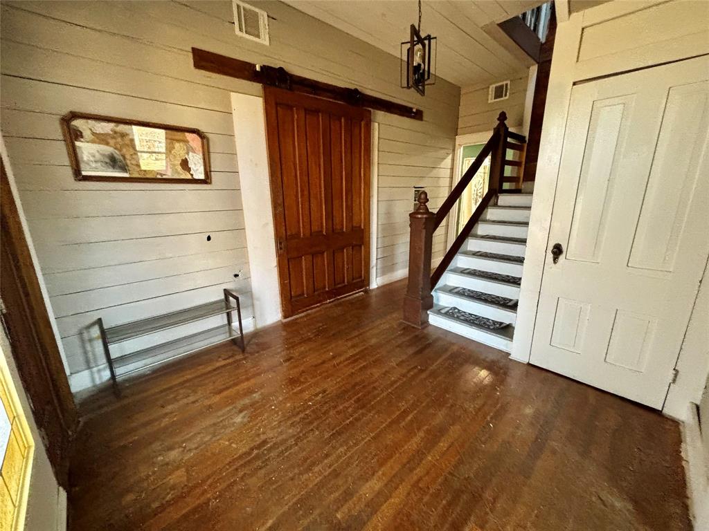 725 W 10th Street Property Photo 2