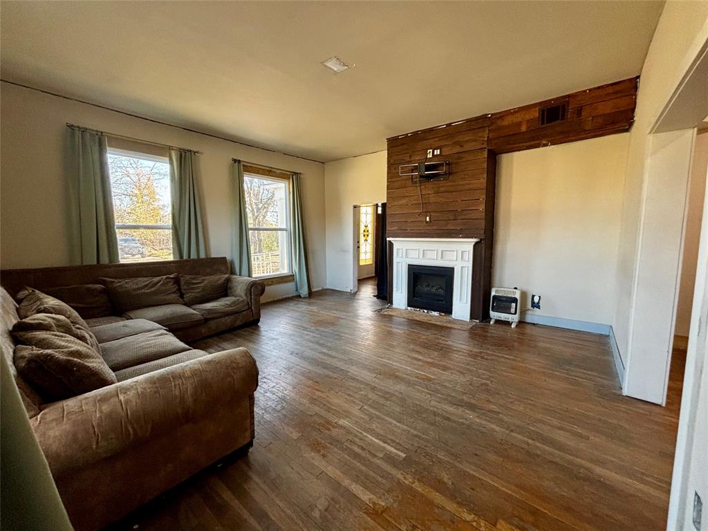 725 W 10th Street Property Photo 4