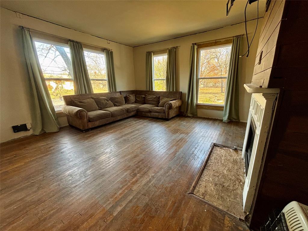 725 W 10th Street Property Photo 5