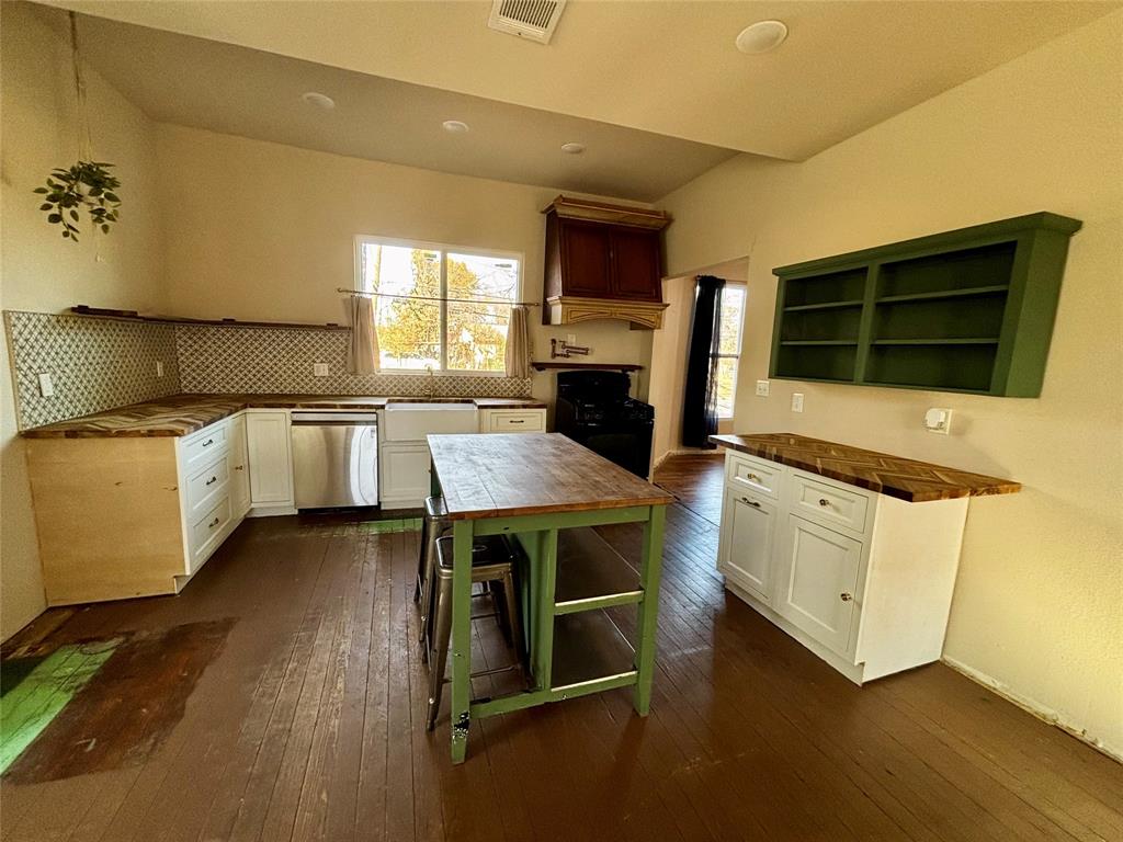 725 W 10th Street Property Photo 6