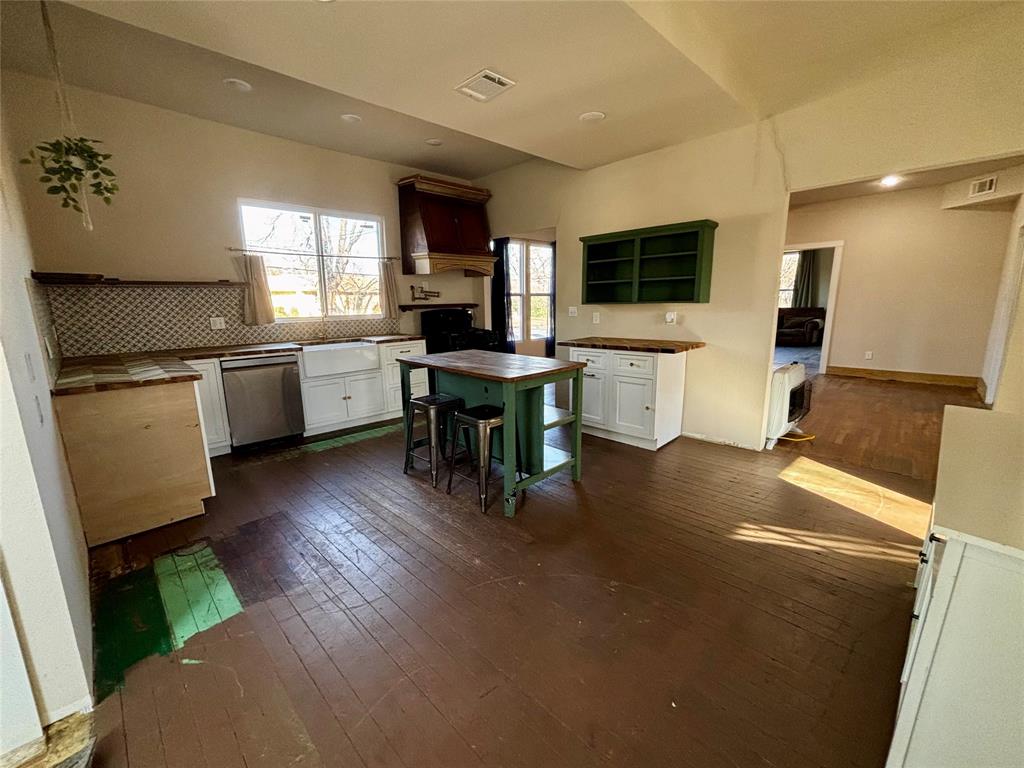 725 W 10th Street Property Photo 7