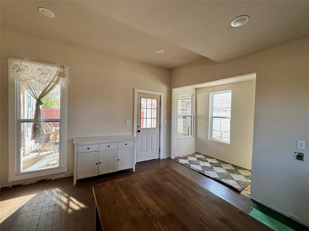 725 W 10th Street Property Photo 8