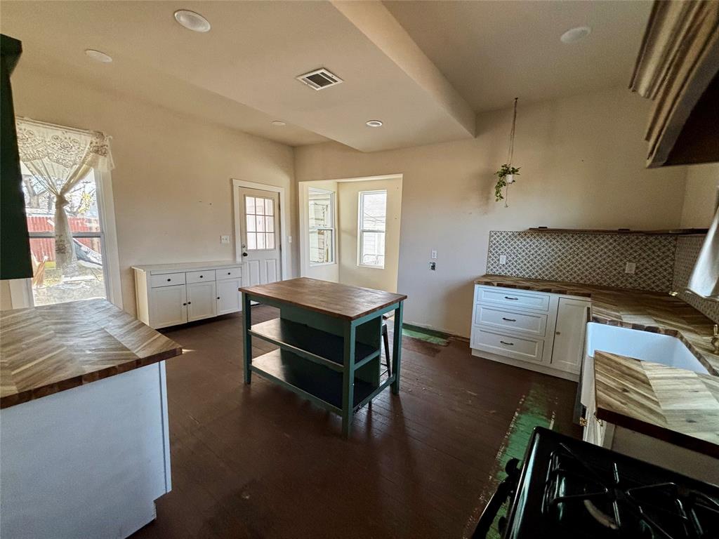 725 W 10th Street Property Photo 9