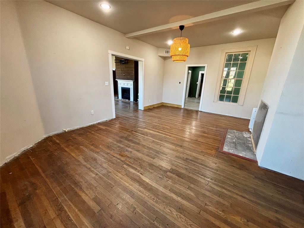 725 W 10th Street Property Photo 10
