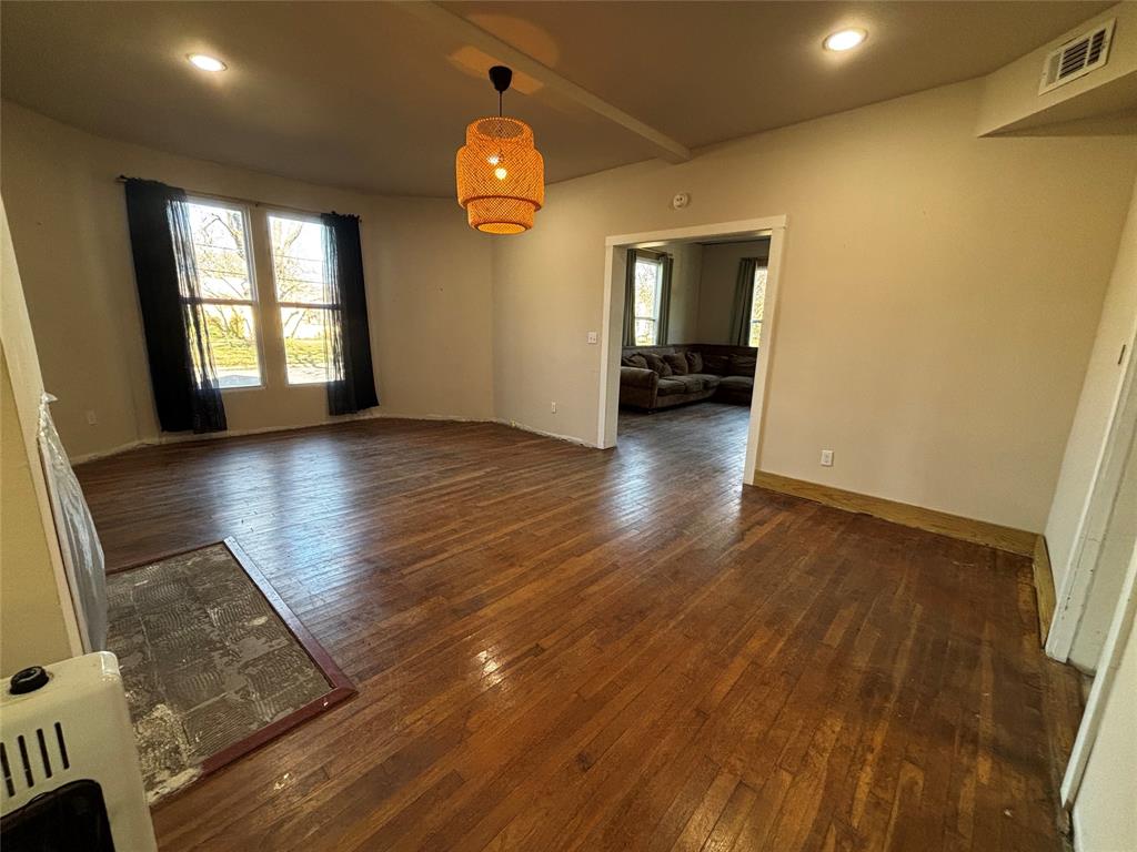 725 W 10th Street Property Photo 11