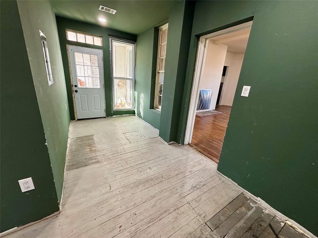 725 W 10th Street Property Photo 15