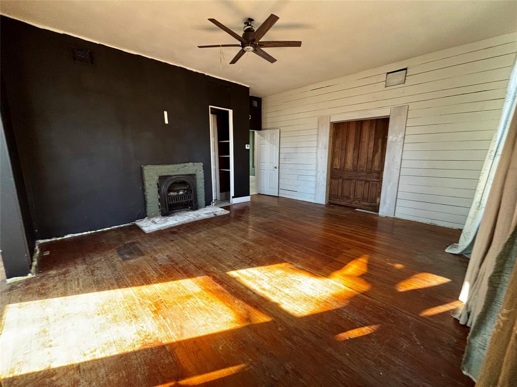 725 W 10th Street Property Photo 17
