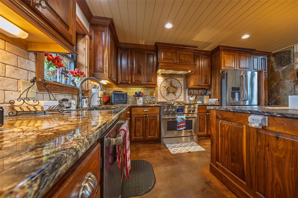 11398 County Road 4177 Property Photo 9