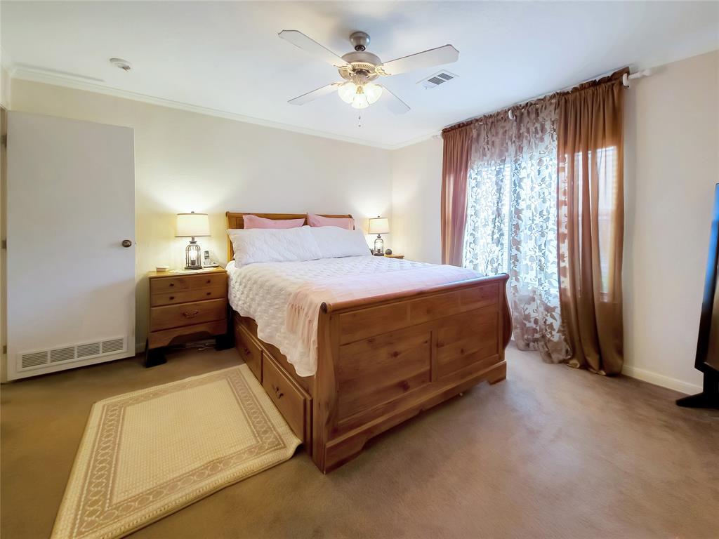 210 N Avenue B Property Photo 5