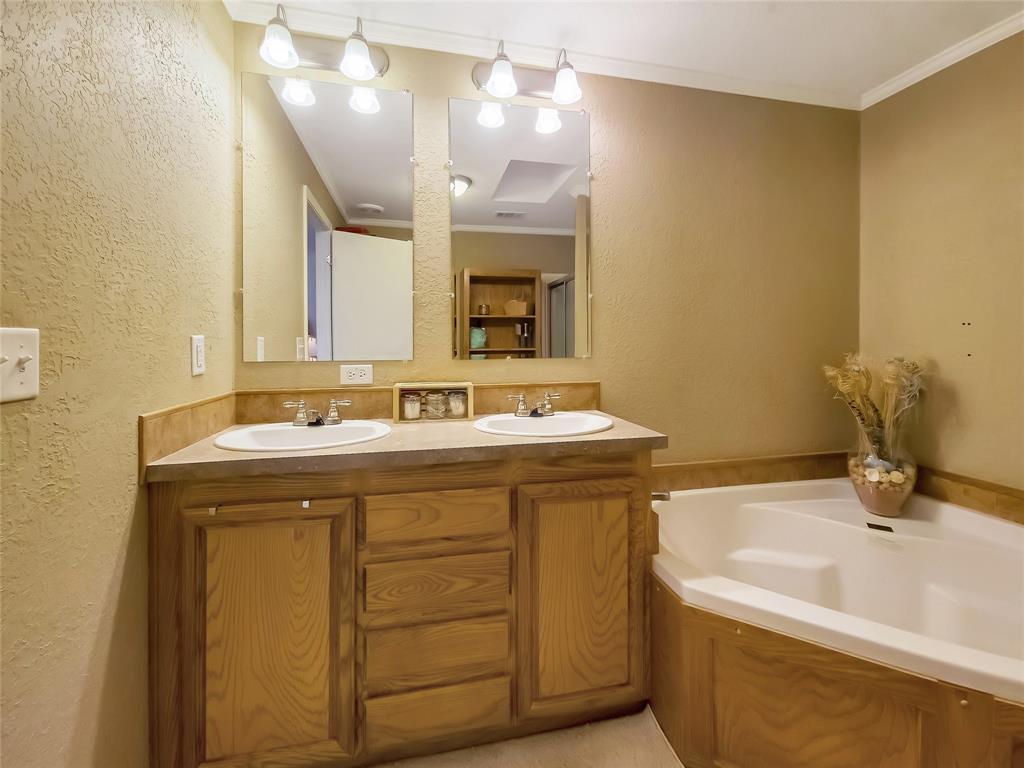210 N Avenue B Property Photo 10