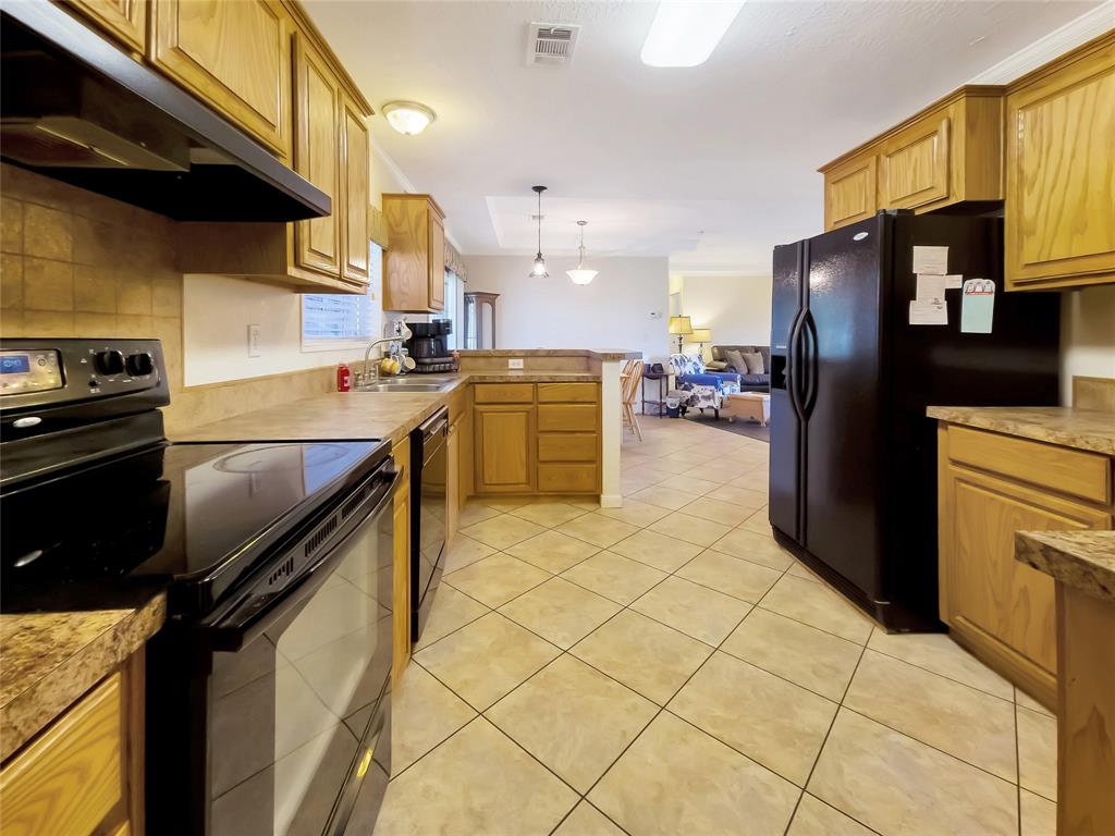 210 N Avenue B Property Photo 16