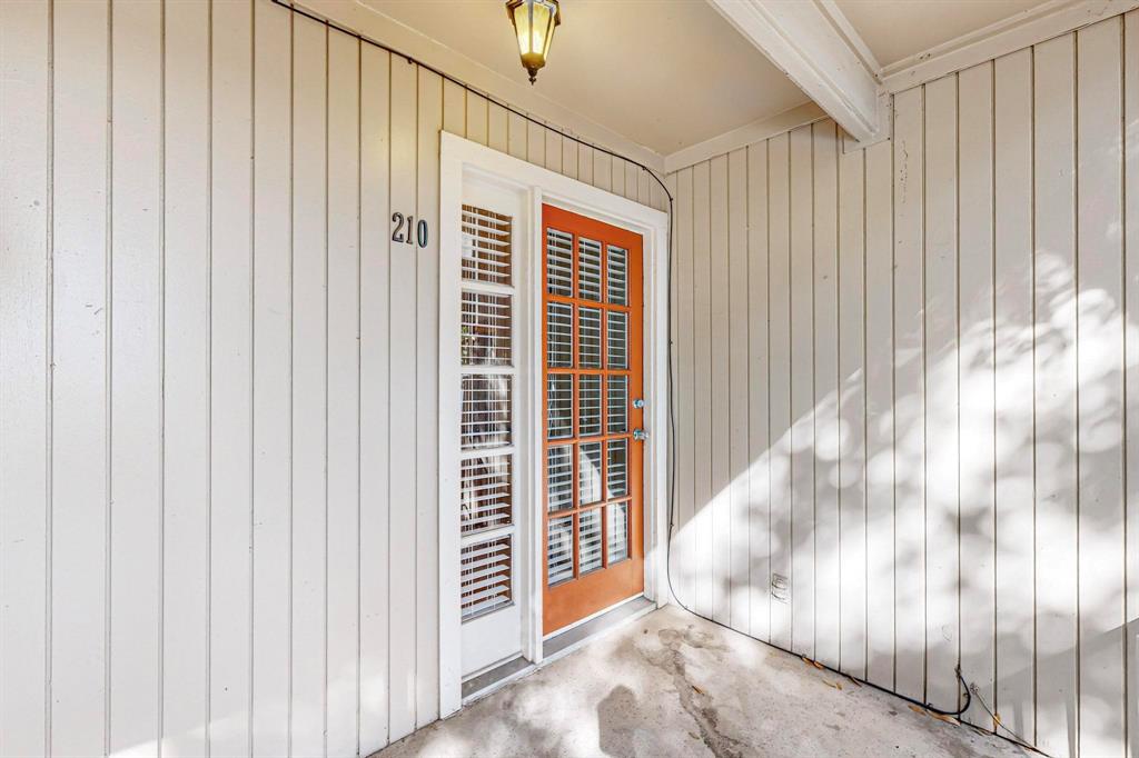 5220 Fleetwood Oaks Avenue 210 Property Photo 5