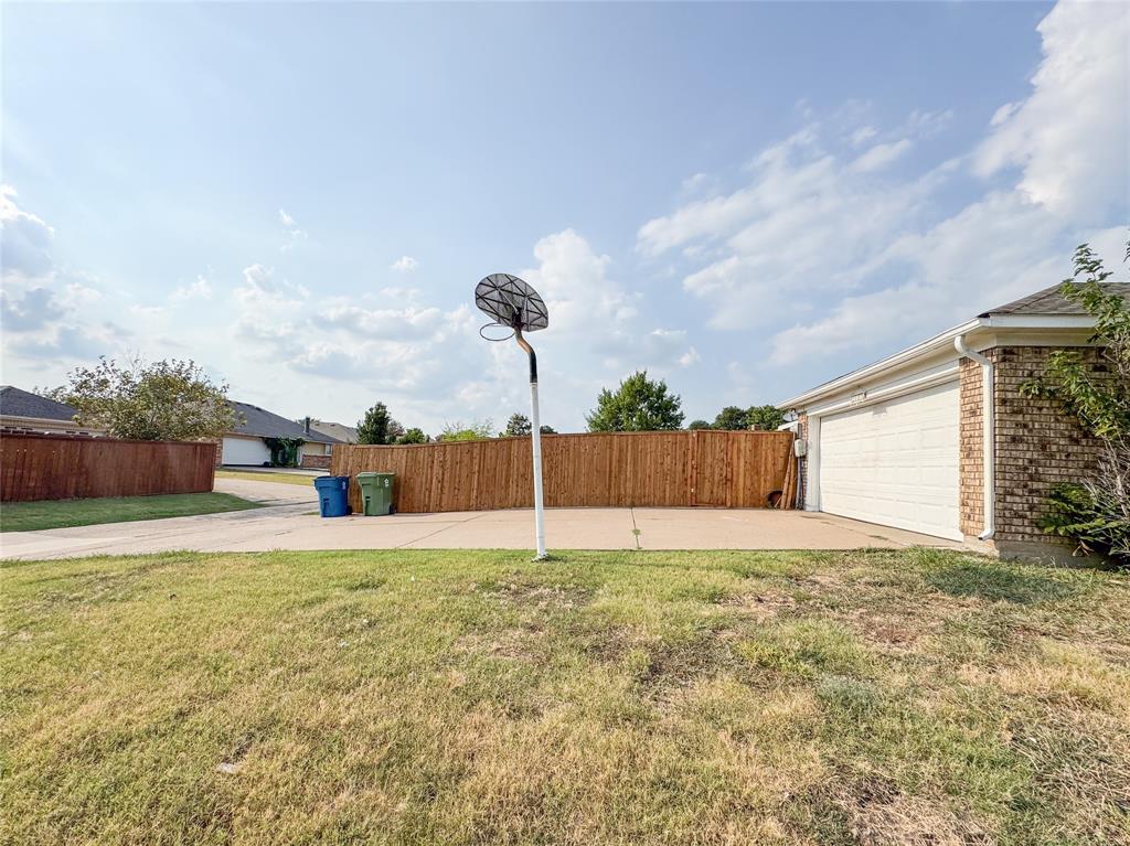 1602 Autumn Breeze Lane Property Photo 8