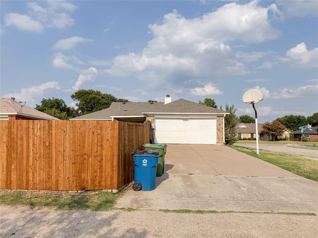 1602 Autumn Breeze Lane Property Photo 11