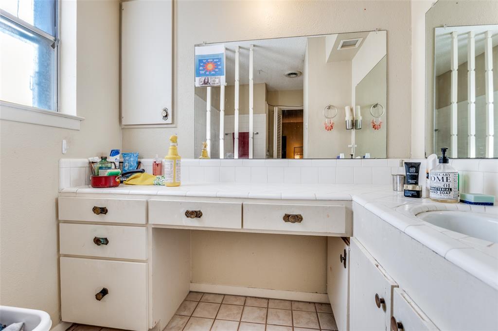 305 Cedar Creek Court Property Photo 18