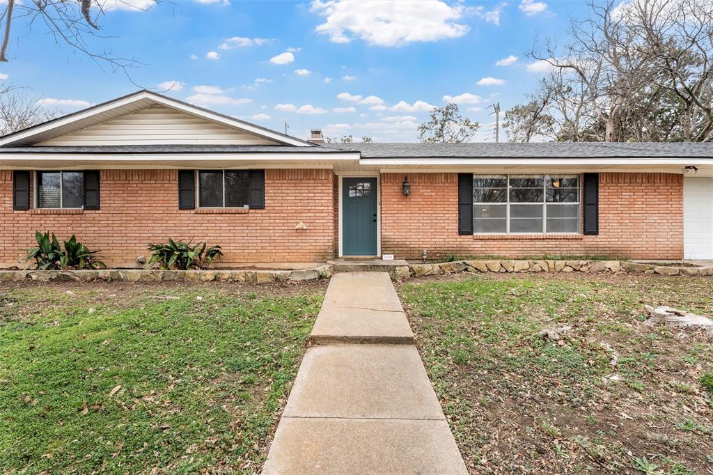 2208 Lake Forest Drive Property Photo 3