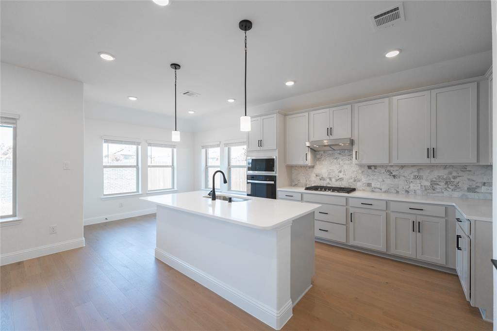 2212 Valencia Drive Property Photo 3