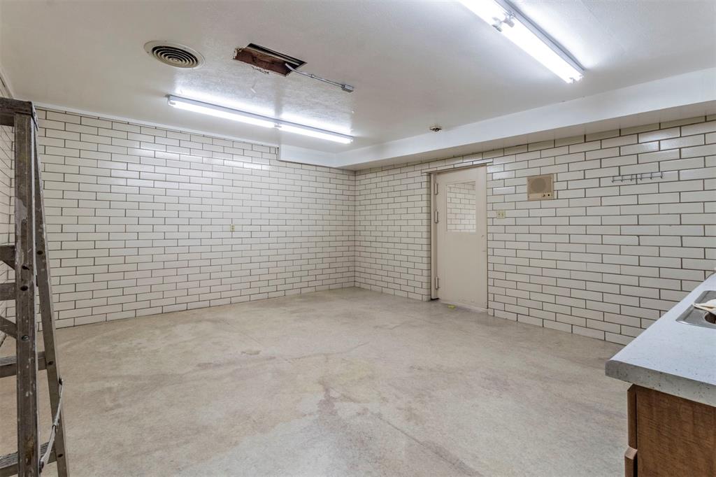 1012 W Division Street Property Photo 3