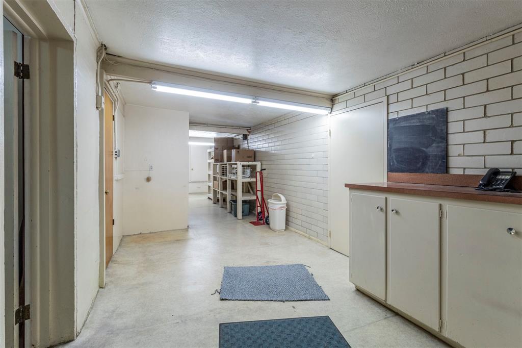1012 W Division Street Property Photo 8