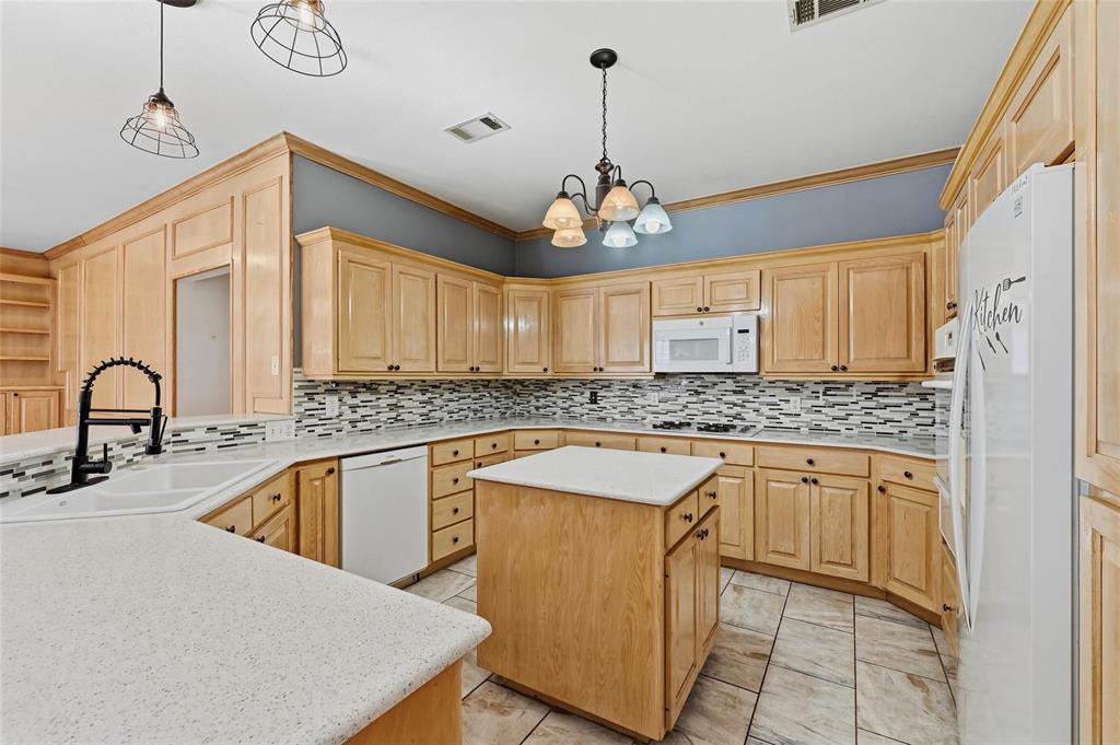 2210 Meadows Lane Property Photo 8