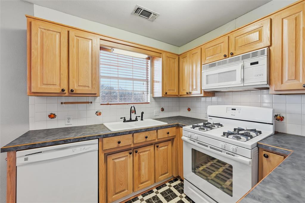 2210 Meadows Lane Property Photo 33